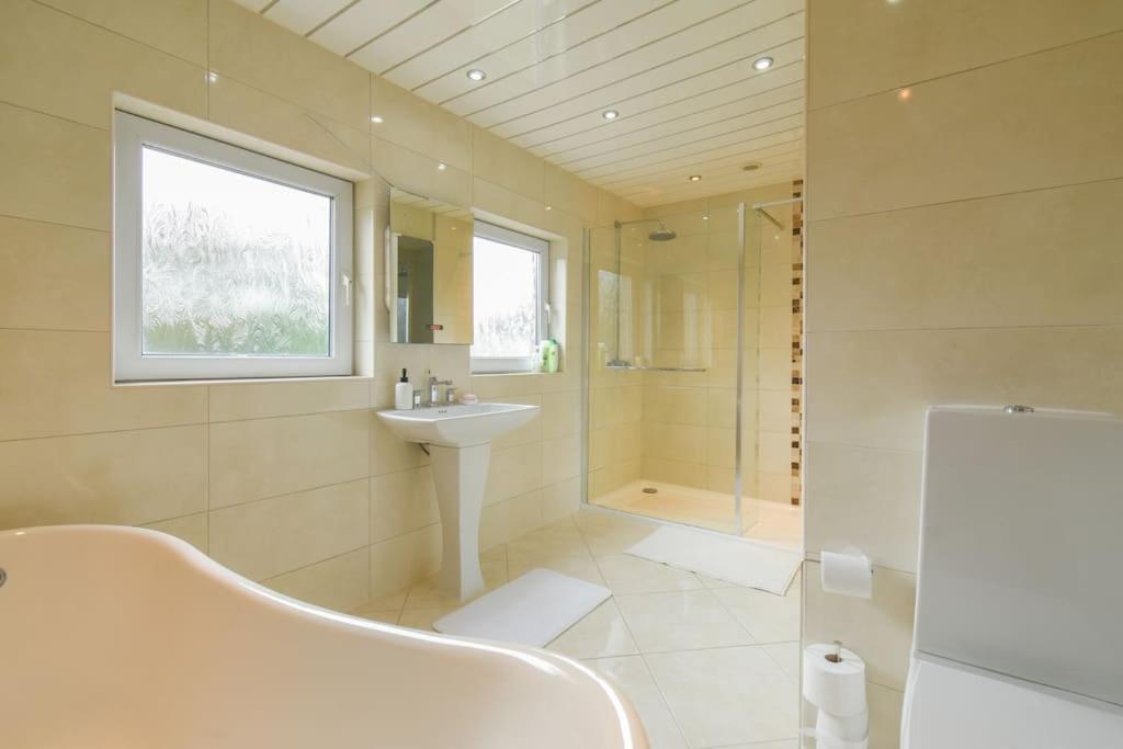Luxurious & Tranquil Riverside Getaway Great Harwood Exterior photo